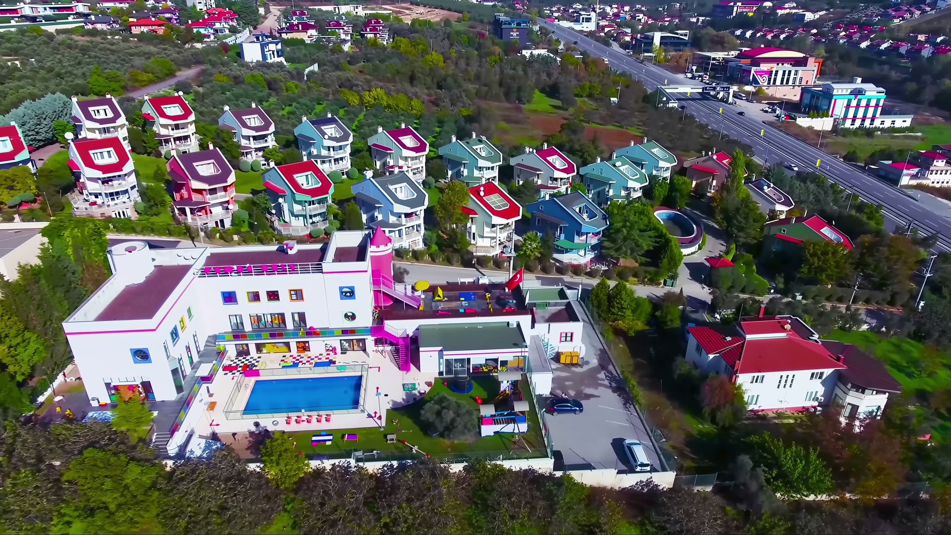 Pembe Kule kampüsü havadan: bina, havuz ve bahçe